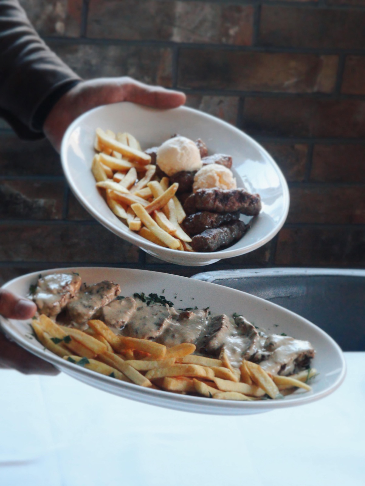 Ćevapi sa kajmakom i vešalica u sosu — jela sa roštilja