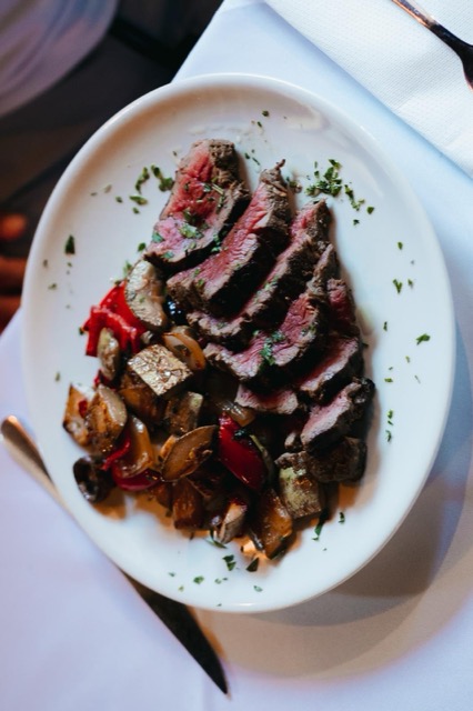 Biftek sa grilovanim povrćem — restoran Kuća Boema Beograd