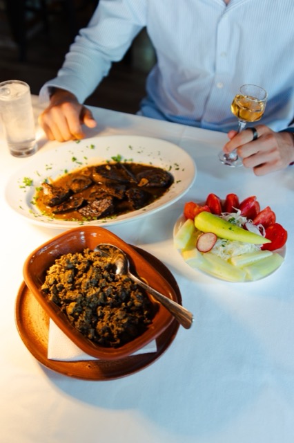 Gulaš uz domaću rakiju i šopsku salatu