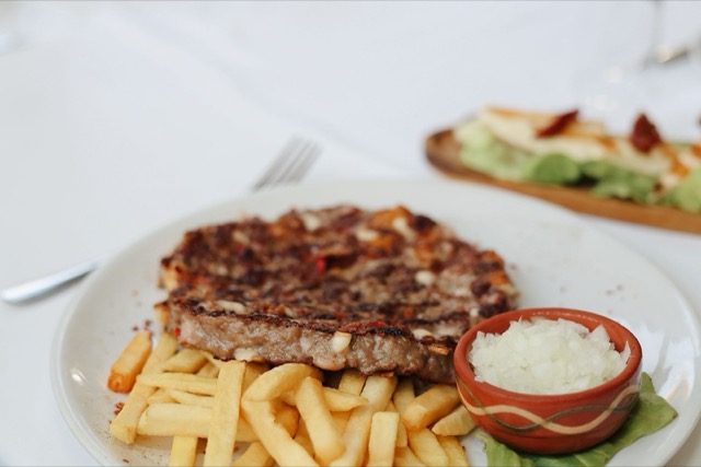 Gurmanska pljeskavica sa pomfritom i lukom — roštilj u kafani